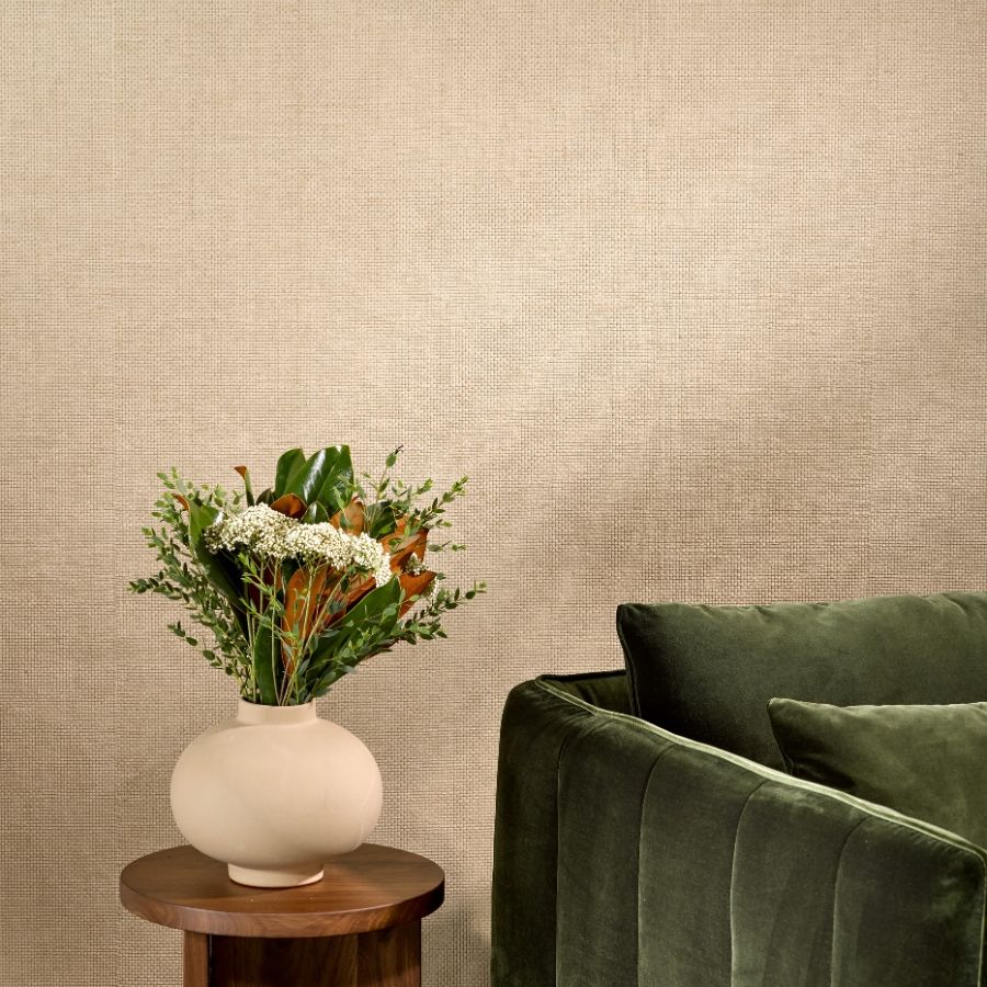 Kingston is a refined wallcovering that combines jute and cellulose yarn in a harmonious weave. The contrast between the coarse jute and the sleek yarn creates a timeless texture that adds warmth and understated beauty to any space in a palette of muted earth tones.